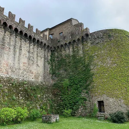 Guest house Castello Malaspina Di 2*